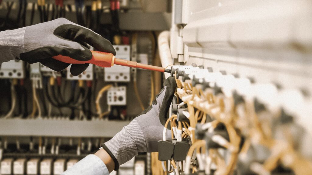 電気設備工事をしている作業員