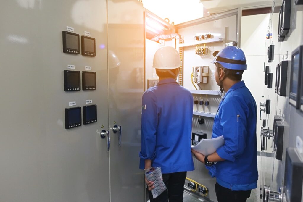 電気設備工事をしている作業員